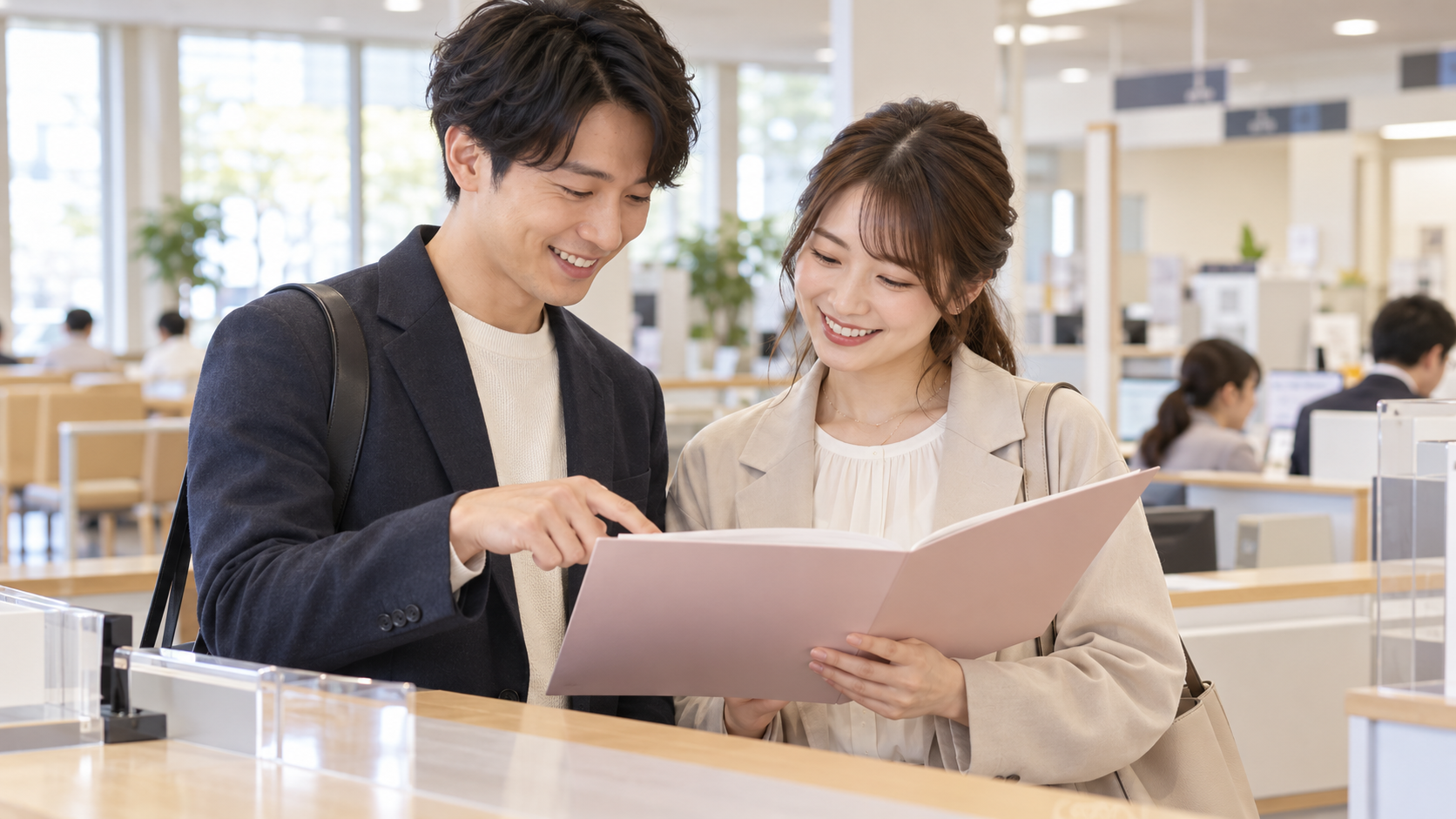 婚姻届を手に市役所の窓口で相談するカップル